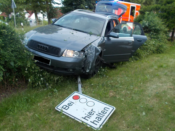 Nach der Kollision mit einem Fiat landete der Audi in einem Vorgarten. Foto: Polizei Minden-Lübbecke