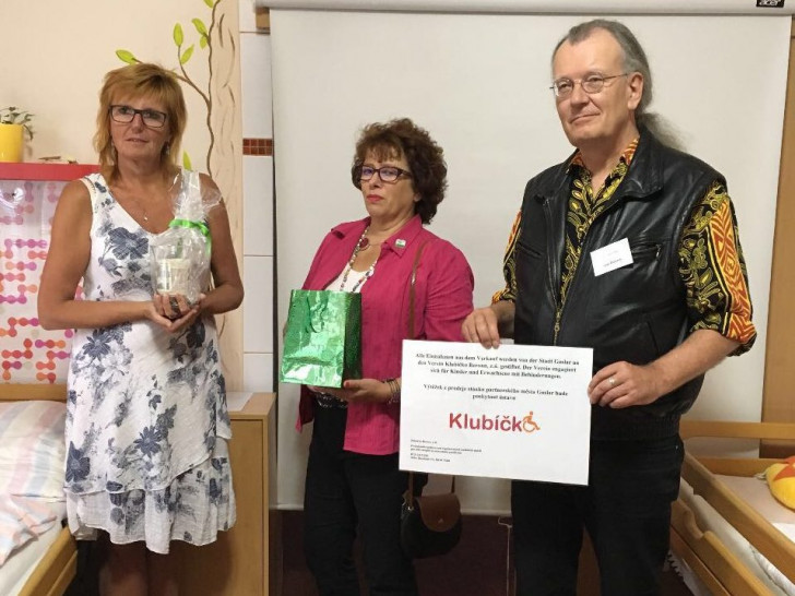 Bürgermeisterin Renate Lucksch (Mitte) übergibt zusammen mit Axel Dietsch die Spende an Alena Peckova, Vorsitzende des Vereins Klubicko. Foto: Stadt Goslar
