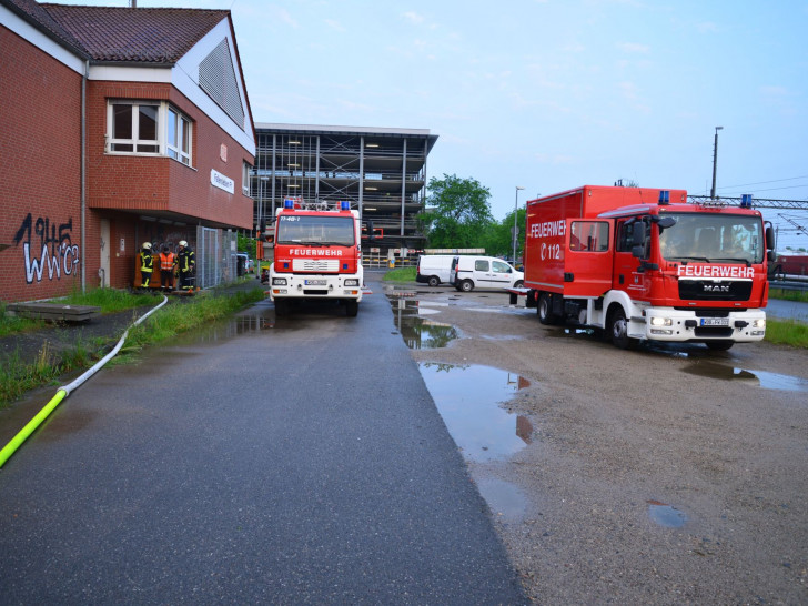 Am Stellwerk in Fallersleben musste die Freiwillige Feuerwehr heute Nacht den Keller auspumpen. Fotos: FFW Fallersleben 