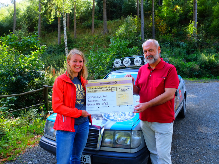 Spenderin Mona Tiltsch übergibt die Spende für die Gesellschaft zur Förderung des Nationalparks Harz e.V. an Dr. Friedhart Knolle. Foto: Patrik Werner 