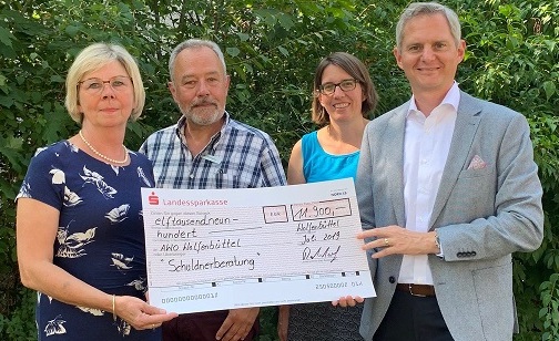 Strahlender Himmel, strahlende Gesichter: Bei herrlichstem Sonnenschein nahmen Gabriele Siebert-Paul, Ulrich Hagedorn und Kirsten Webert im Garten der Schuldnerberatungsstelle in Wolfenbüttel den symbolischen Scheck von Meik Rahmsdorf von der BLSK entgegen. (v.l.n.r.)

Foto: BLSK
