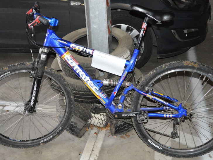 Dies ist das aufgefundene blaue Mountainbike. Fotos: Polizei Salzgitter