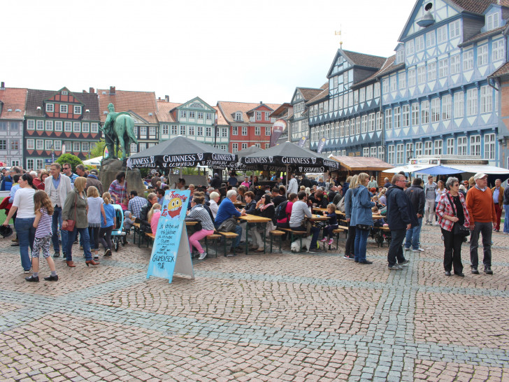 Wie hier auf dem Stadtmarkt waren viele Besucher zum diesjährigen Maifest gekommen. Fotos: Alexander Dontscheff