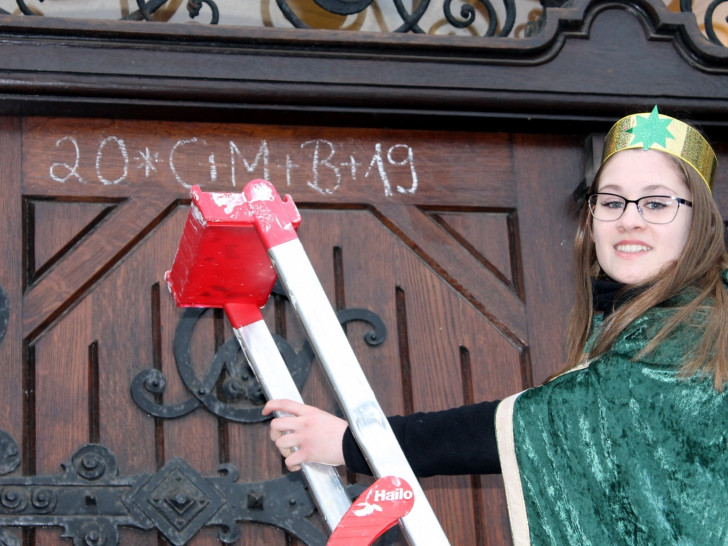 „Christus segne dieses Haus“ (20 * C – M – B + 19) zeichneten die Sternsinger der katholischen Kirche St. Ludgeri an die große Rathaustür auf dem Markt. Fotos: Stadt Helmstedt