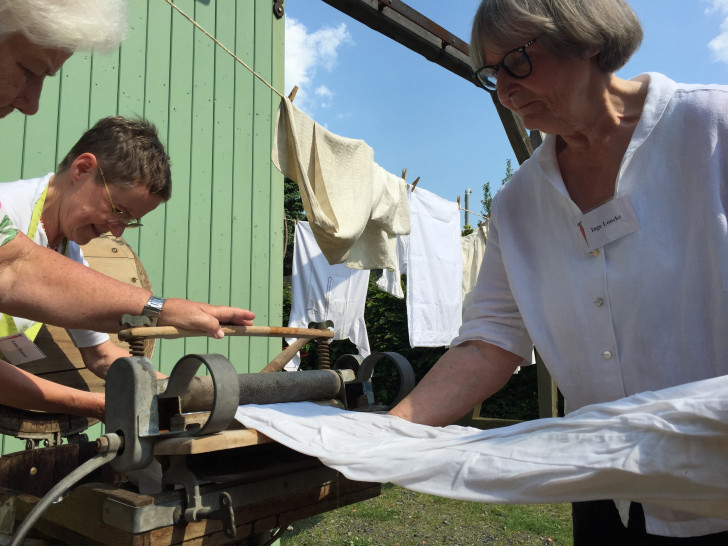 Marion Henssen und Inge Loocke zeigen, wie um 1898 die Wäsche gewaschen wurde. Fotos: Anke Donner 