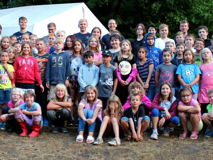 Gruppenfoto im Zeltlager. Foto: Bernd-Uwe Meyer