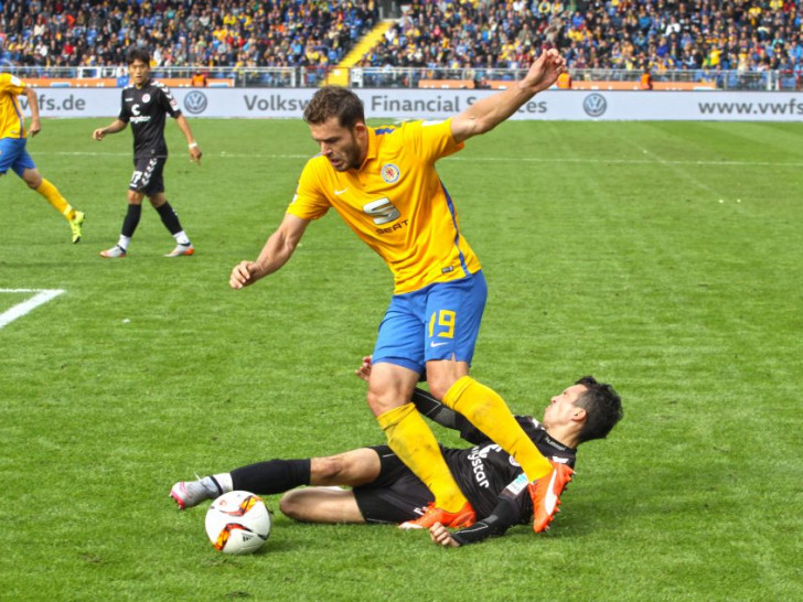 In der Vergangenheit oftmals enge Spiele: Eintracht Braunschweig gegen den FC St. Pauli. Foto: Bernhard Grimm
