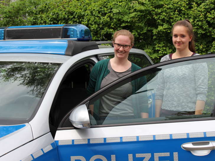 Alina Konrad (links) und Lina Heidrich befinden sich im Praktikumsstadium. Foto: Robert Braumann