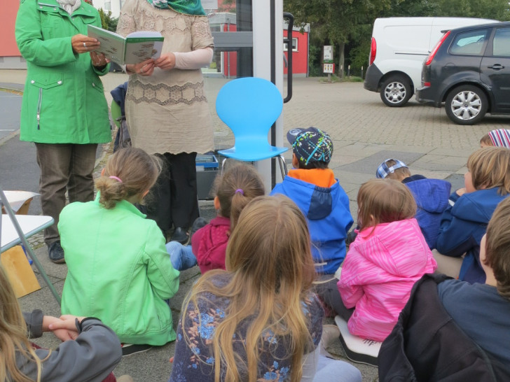 Kinderbuchlesung zum Weltkindertag 2015 mit Dörte Weddige-Degenhard und Frau Gümüs. Foto: Privat