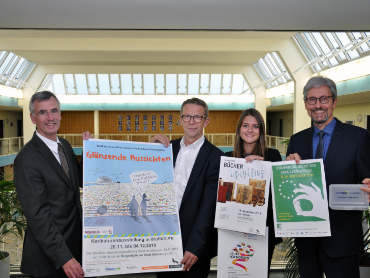 Manfred Hüller (Leitung Referat Repräsentation, Internationale Beziehungen), Oberbürgermeister Klaus Mohrs, Nora Mühling (Referat Repräsentation, Internationale Beziehungen) und Dr. Herbert Engel (Vorstand Wolfsburger Abfallwirtschaft und Straßenreinigung) präsentieren das Wolfsburger Programm zur Europäischen Woche der Abfallvermeidung. Foto: Stadt Wolfsburg