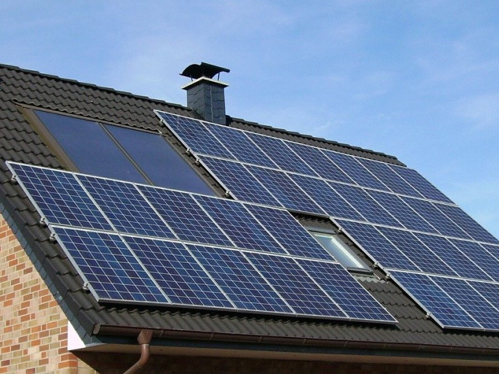 Künftig werden Photovoltaikanlagen mit einer Leistung von weniger als zehn kWp (Kilowatt peak) pauschal mit 500 Euro gefördert, solche mit einer höheren Leistung mit 1.000 Euro. Symbolfoto: pixabay