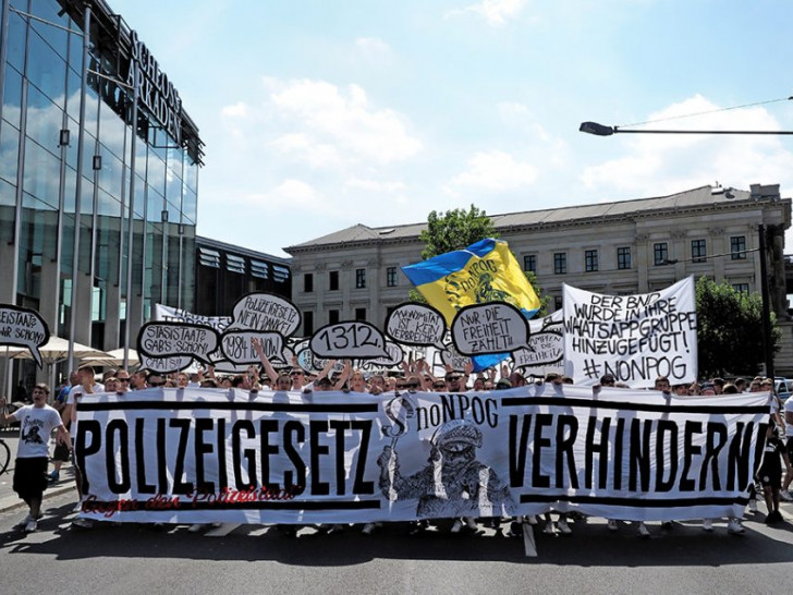 Die Fußballfans zogen bei der Demonstration auch am Schloss vorbei. Im Nachgang erhielten sie dort Hausverbot, was für einige Verwirrung sorgte. Foto: Privat