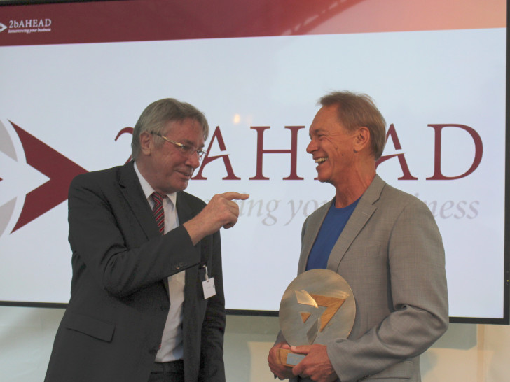 Horst Zuse, Sohn von Konrad Zuse, übergibt Bo Edward den Innovation Award 2017. Foto: Sandra Zecchino