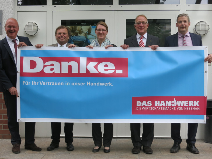 v. l.: Klaus-Martin Meier (Signal Iduna), Dr. Andreas Bierich (Kreishandwerkerschaften Region Braunschweig-Gifhorn und Peine), Jennifer Weihrauch (Kreishandwerkerschaft Region Braunschweig-Gifhorn), Horst Hübler (MEWA Textil-Management) und Bernward Dirk (Signal Iduna). Foto: Kreishandwerkerschaften Region Braunschweig-Gifhorn und Peine
