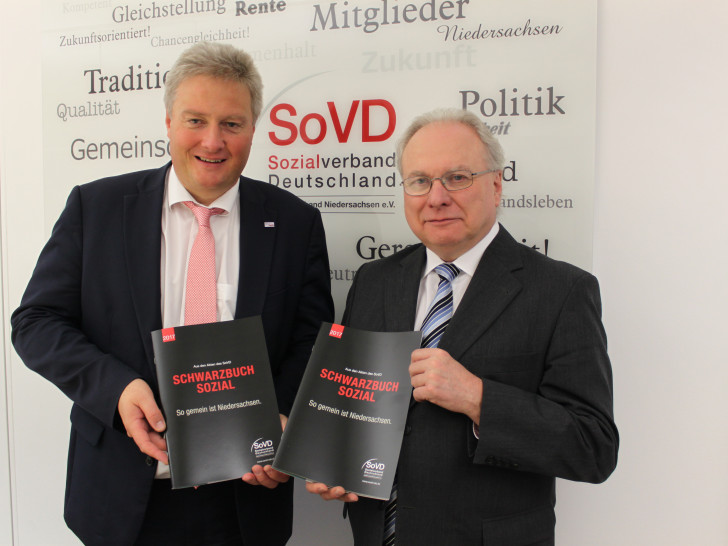 Dirk Swinke (links) und Bernhard Sackarendt vom SoVD Landesverband präsentieren das SoVD-Schwarzbuch. Foto: SoVD
