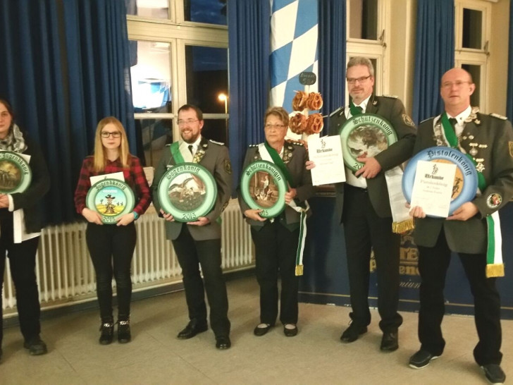 In geselliger Runde wurde bei einheimischem Bier und einem Spanferkelbraten auf die neuen Majestäten angestoßen. Foto: privat