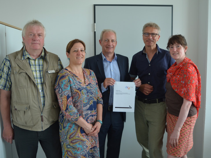 Bernd Küster (Koordinator Therapeutischer Zuverdienst im Jobcenter), Anke Scholz (Psychiatriekoordinatorin), Ingo Schrader (Geschäftsführer Jobcenter), Dr. Volker Heimeshoff (Leiter Sozialpsychiatrischer Dienst) und Silvia Riegler (Koordinatorin Therapeutischer Zuverdienst im Sozialpsychiatrischer Dienst). Foto: Stadt Wolfsburg