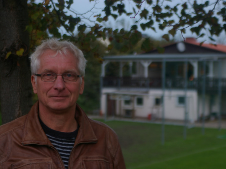 Grünen-Fraktionsvorsitzender Holger Barkhau möchte mehr Trainings- und Spielgelegenheiten für die Fußballmannschaften in der Gemeinde Sickte. Foto: Privat