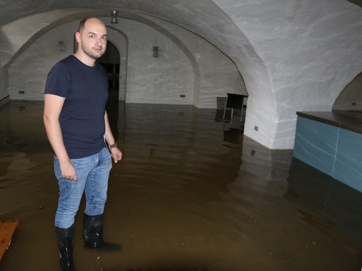 Sebastian Kirchner steht im mit Okerwasser gefluteten Gewölbe der Kommisse. Foto: Werner Heise