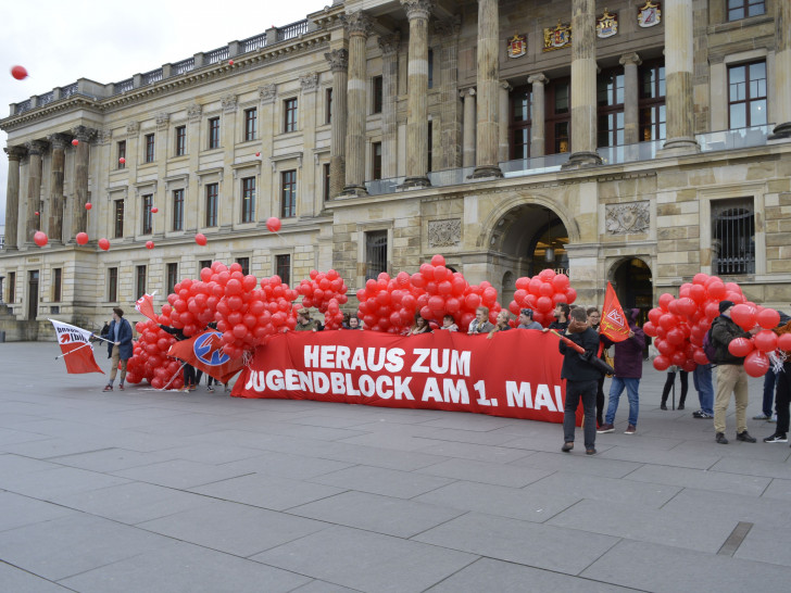1.000 Heliumluftballons mit dem Slogan "Heraus zum Jugendblock am 1. Mai". Foto: DGB-Region SüdOstNiedersachsen