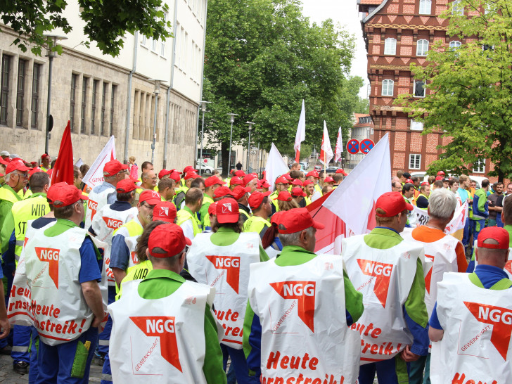 Über 180 Mitarbeiter von Nordzucker streiken für mehr Lohn. Fotos: Max Förster 