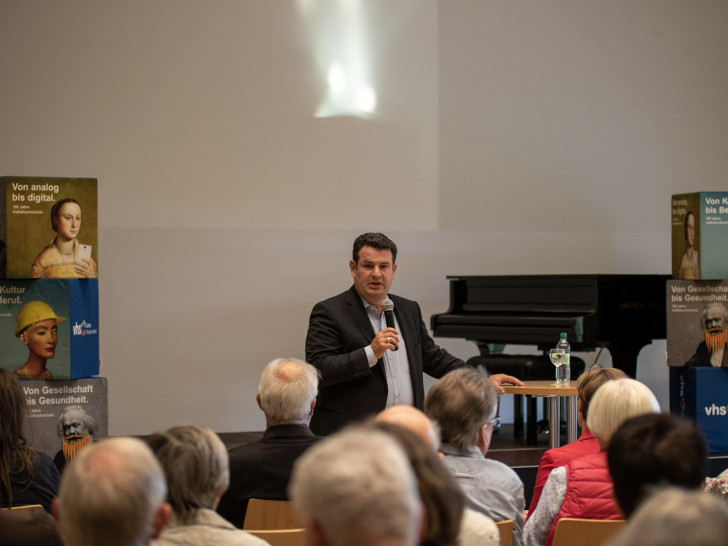 Gifhorner Bürgerinnen und Bürger diskutierten mit dem Bundestagsabgeordneten Hubertus Heil. Foto: Lukas Ratschko