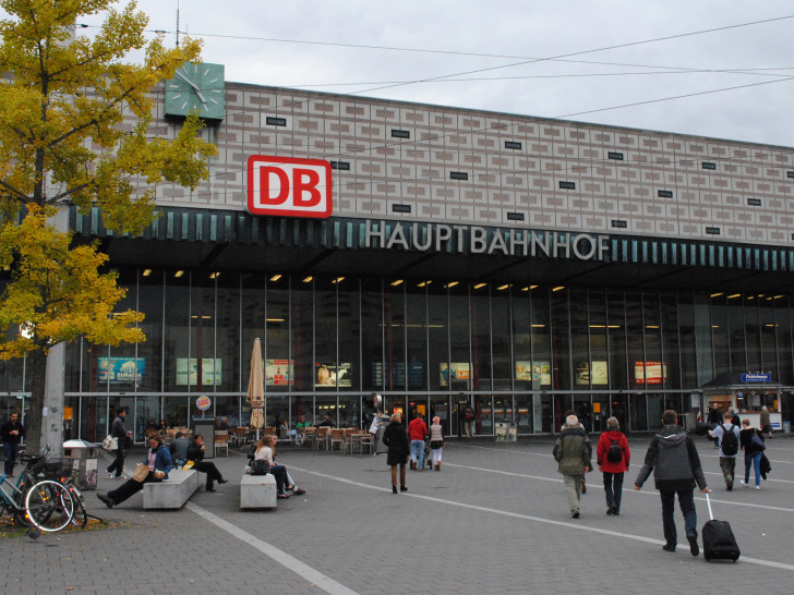 Unter anderem soll der Braunschweiger Hauptbahnhof grün erleuchtet werden. Archivbild.