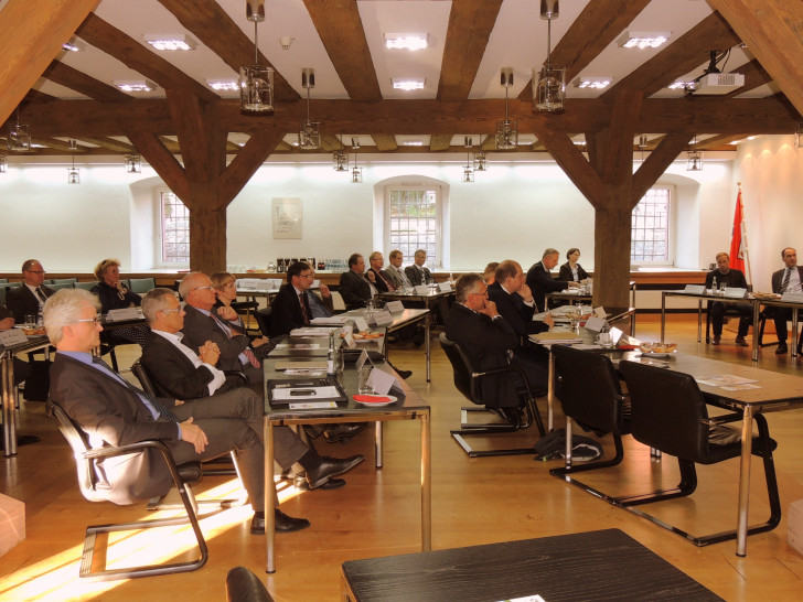 Der Beirat der Initiative Zukunft Harz (IZH) war zu Gast im Ratssaal der Stadt Osterode am Harz und informierte sich über die aktuellen Projekte und deren Umsetzungsstand. Diesmal standen drei Projekte im Fokus. Fotos: Kruckow
