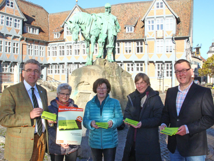 Bürgermeister Thomas Pink, Birgit Stapel-Falckenthal, Marliese Schulz, Renate Sentfleben und Jürgen Selke-Witzel präsentieren "die Wolfenbütteler"-Schokolade. Foto: Stadt Wolfenbüttel