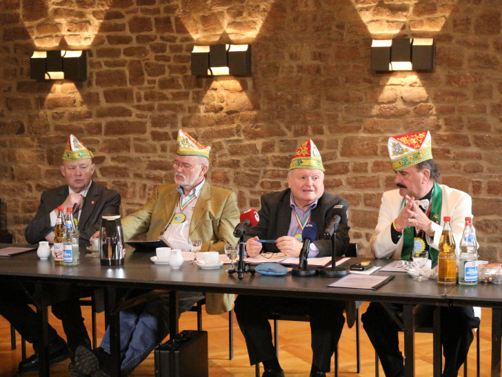 Bei er Pressekonferenz, nahm Zugmarschall Gerhard Baller Stellung (zweiter von links). Foto: Robert Braumann