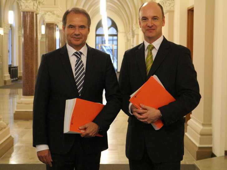 Oberbürgermeister Ulrich Markurth und Finanzdezernent Christian Geiger (von links). Foto: Robert Braumann