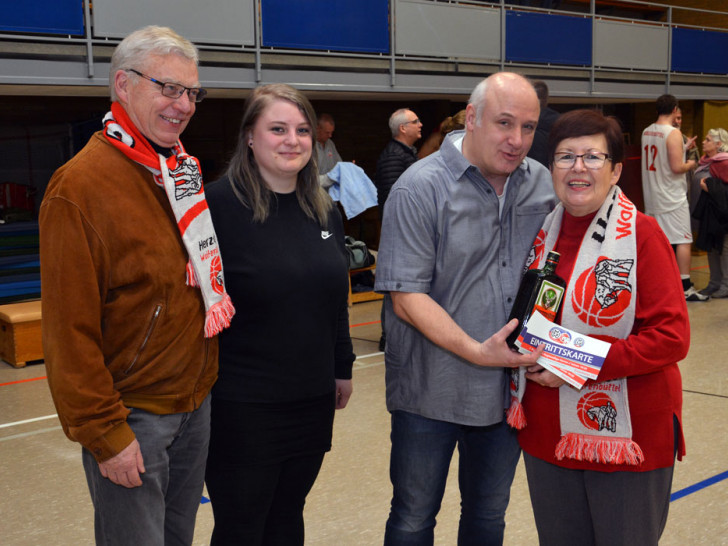 Trainer Throsten Weinhold überreichte Familie Hass als Dankeschön die Flasche Jägermeister und die Freikarten. (v. l. n. r.): Rüdiger Hass, Tochter Merle Hass, Thorsten Weinhold, Renate Hass 