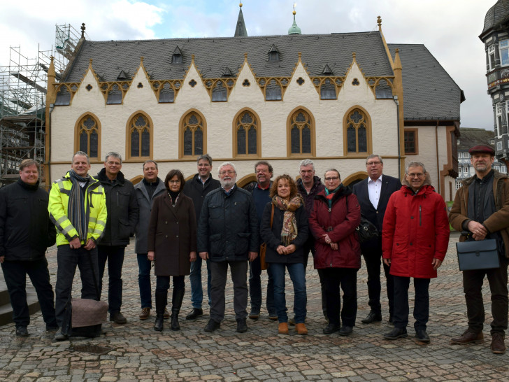 Vertreterinnen und Vertreter der Stadtverwaltung, des Niedersächsischen Landesamtes für Denkmalpflege (NLD), des Arbeitskreises für Hausforschung sowie weitere aus der Bauforschung sind zum Arbeitstreffen rund um das historische Rathaus nach Goslar gekommen.