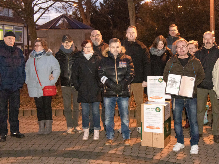 Die Demonstranten von "Fridays gegen Altersarmut". Beim jungen Mann hinten rechts mit Brille soll es sich um den Vorsitzenden der JN Niedersachsen, Sebastian Weigler, handeln.