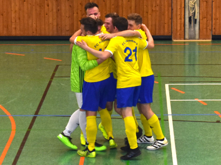 Die Turniersieger vom FC Heeseberg liegen sich nach dem entscheidenden Penaly in den Armen.