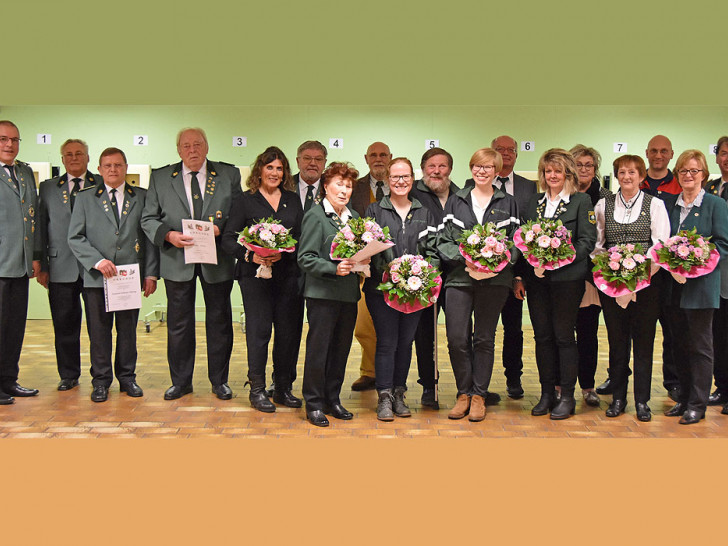 v.l.n.r.: Matthias Lorenz, Vorsitzender, Erhard Naefe, Friedrich-Wilhelm Döhring, Wilhelm Michaelis, Monika Simon, Dieter Grapentin, Helene Bethe, Henning Simon, Lisa Stute, Jürgen Stute, Meike Stute, Peter Boronowski, Kerstin Körner, Gerlinde Junglas, Jutta Jagiolka, Christian Klein, Christel Ruhe, Helmut Hoffmann.