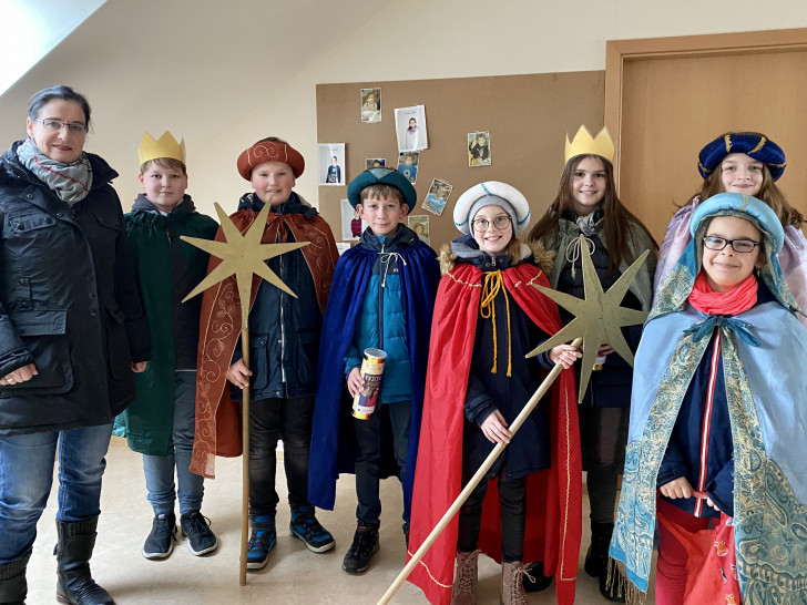Sternsinger der Kirchengemeinde St. Norbert in Grasleben mit der Begleiterin Veronika Koch.