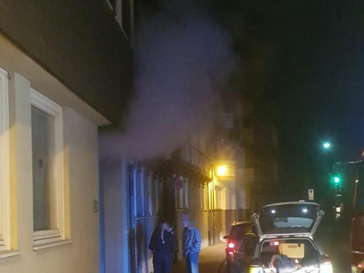 In einem Hausdurchgang in der Schuhstraße kam es zur Rauchentwicklung.
