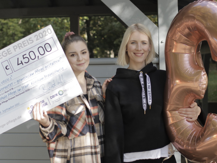 Josie Seiler und Vanessa Schulte freuen sich über den 3. Platz beim Junge Pflege Preis 2020