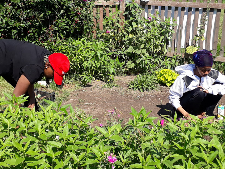 Gemeinsam können die Frauen im Garten arbeiten, wenn sie die Lust dazu haben.