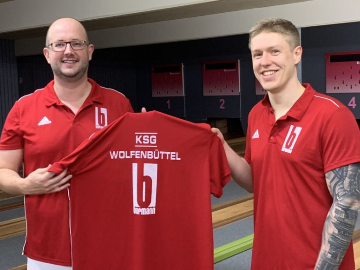 Christoph Deyerling (re.) bei der Trikotübergabe mit KSG-Chef Thomas Janitschke
