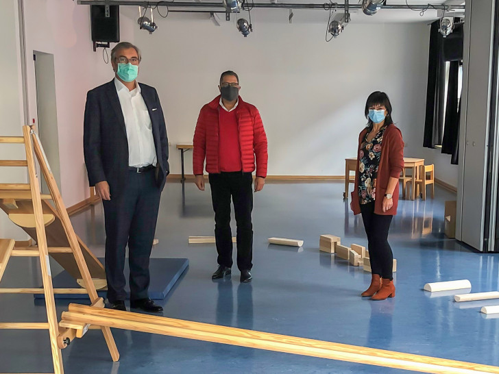 Von links: Jörg Olbrück (Eine Region für Kinder e.V.), Detlef Ohlms (Eine Region für Kinder e.V.) und  Frau Richter (Kinder- und Familienzentrum Schwedenheim).