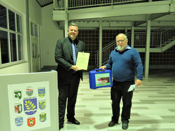 Thomas Keller (r.) überreicht Bürgermeister Andreas Busch den Umweltpreis des BUND Helmstedt.