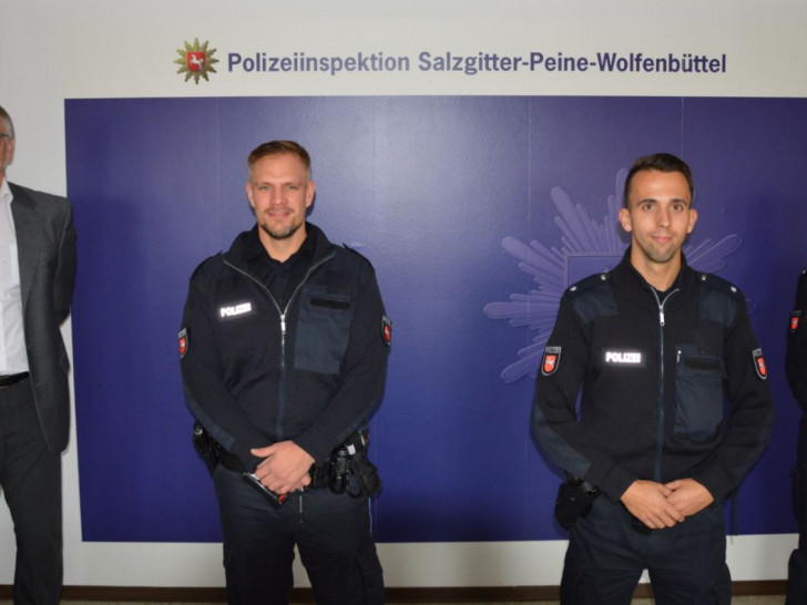 Von links: Volker Warnecke, Tobias Kranz, Dean Sauthoff, Jürgen Woelke als Leiter des Einsatz- und Streifendienstes im Polizeikommissariat Salzgitter-Bad.