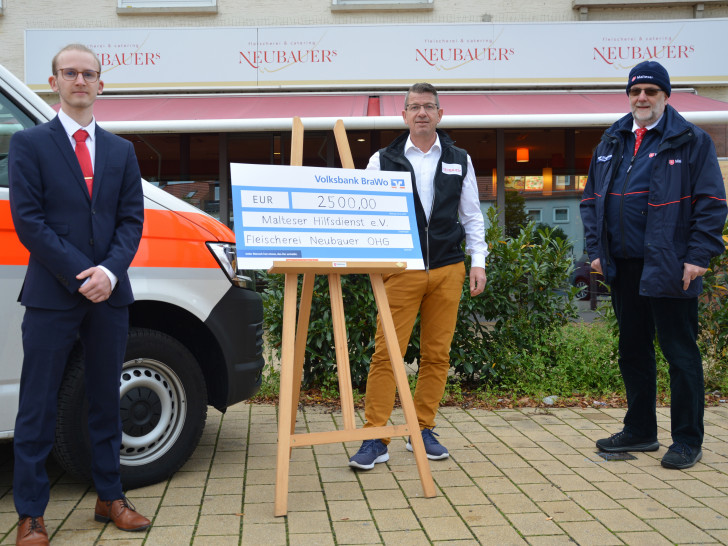 Gerne nehmen sie die Spende von Jens Neubauer (Mitte) entgegen: Malteser-Stadtbeauftragter Frank Stautmeister (rechts) und Christian Schmidt, Projektleiter des Malteser-Versorgungsbus (links).