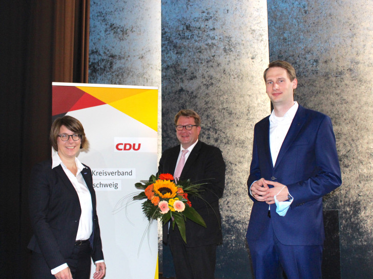 Von links: Beisitzerin Antoinette von Gronefeld, Carsten Müller und Markus Dino Krengel.