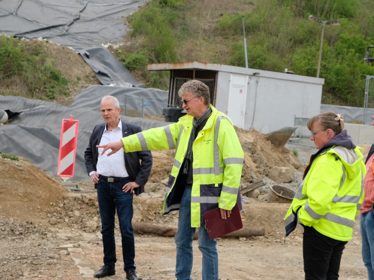 Bei einem Besuch im Mai erläutert Walter Lükewille vom Ingenieurbüro IUP-Umtec Landrat Thomas Brych die Vorgehensweise bei der Bergung der kontaminierten Fässer. 
