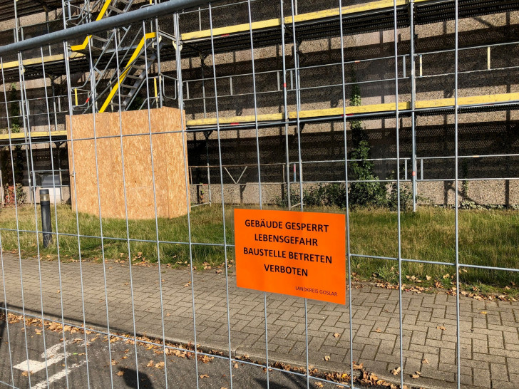 Schilder weisen darauf hin, dass das Betreten der Sporthalle und des Sporthallengeländes verboten ist.