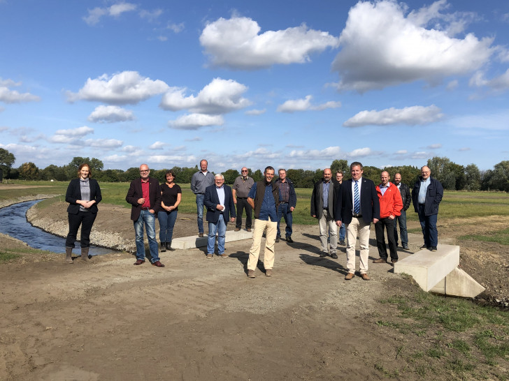 Maren Wegner (Bürgermeisterin der Gemeinde Lengede), Verbandsvorsteher Werner Backeberg, Babett Thomas, Johann-Heinrich Kesselhut, Hans-Hermann Baas, Gustav Kamps, Verbandsingenieur Steffen Hipp, Oliver Heuer, Michael Wittemann, D. Schöps, Holger Hahn, Michael Germer, Mark Wockenfuss, Gerald Hinz (v. li.).