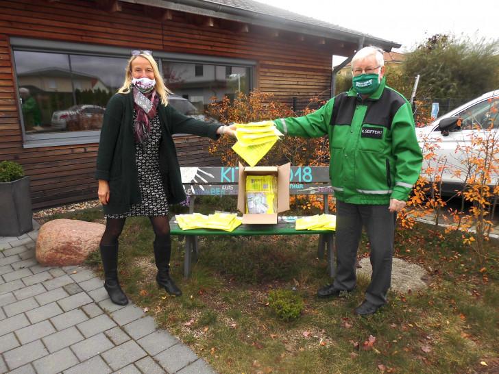 Antje Wiendstroer und Klaus Seiffert bei der Übergabe der Warnwesten und Blinkis. 